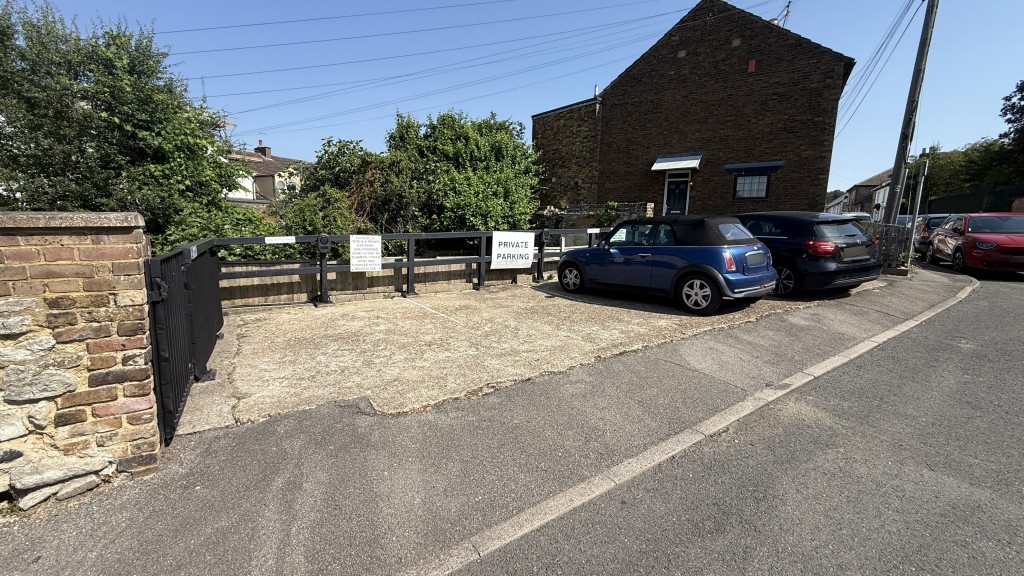 Lot: 157 - FREEHOLD PART VACANT RESIDENTIAL INVESTMENT WITH POTENTIAL INCOME OF £27,000 PER ANNUM - External image of parking